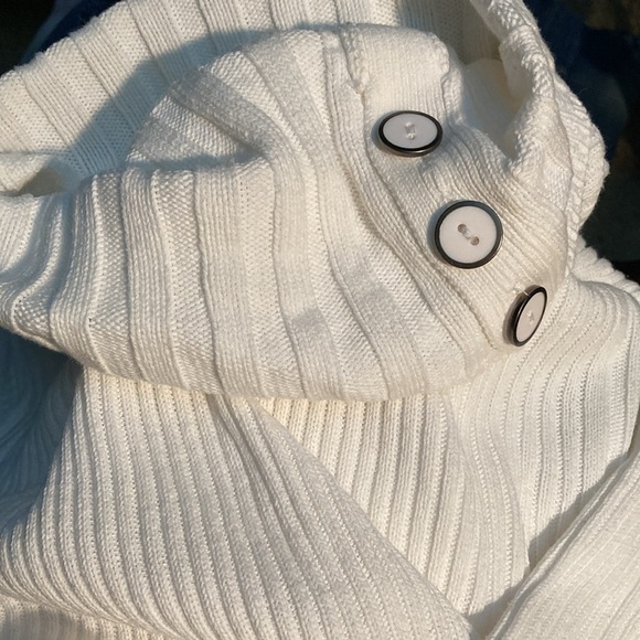 Liz & co. White ribbed turtleneck with decorative buttons on the collar. - Picture 3 of 6